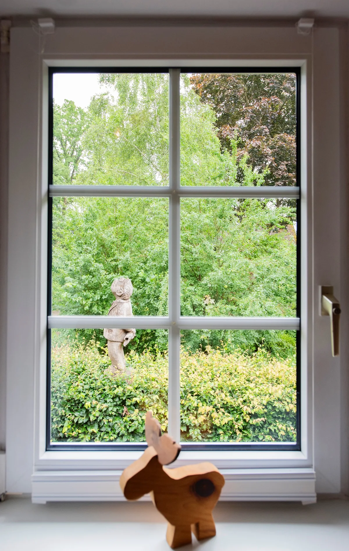 Heideidyll Elch-Skulptur am Fenster