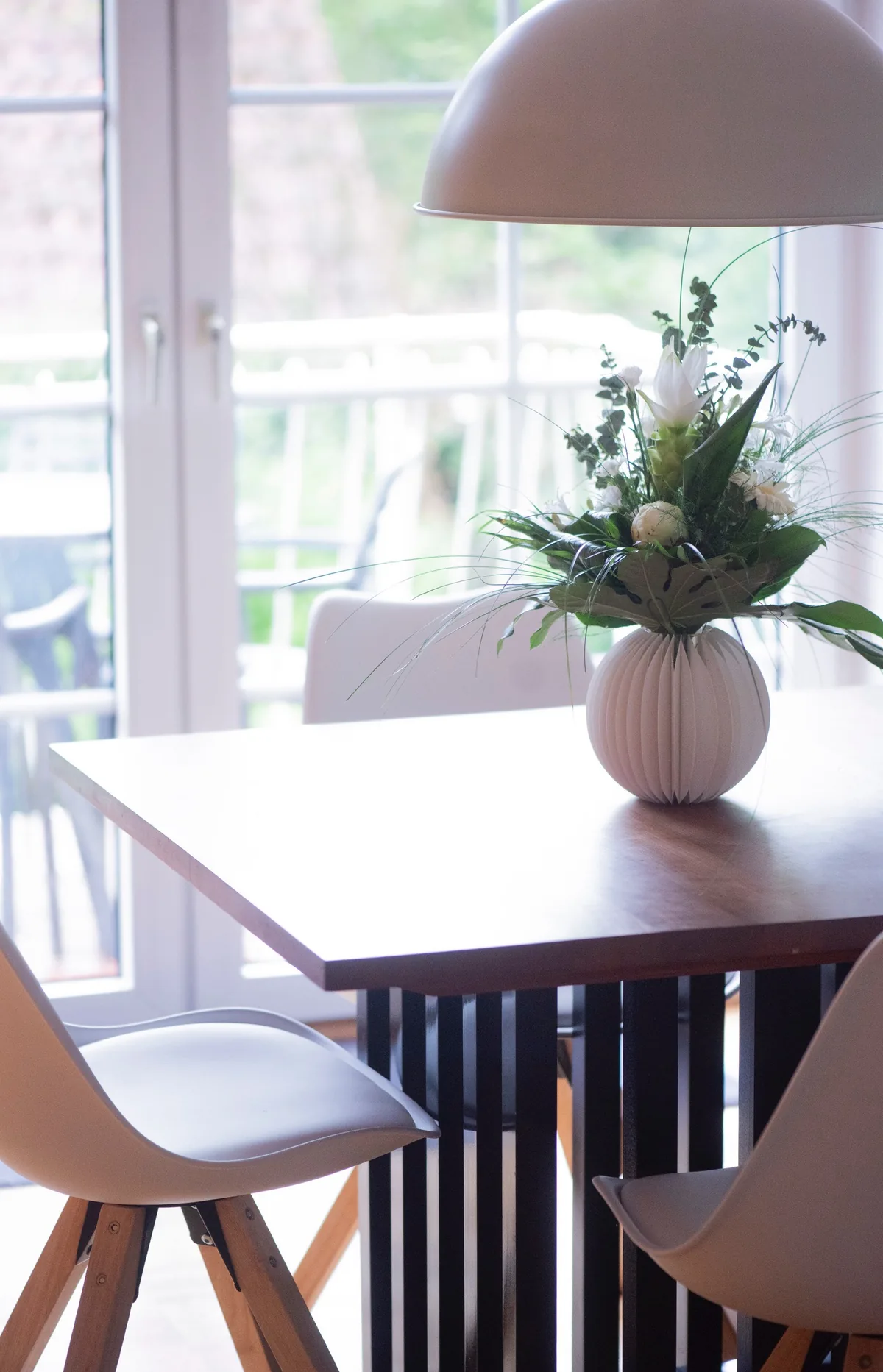 Heideidyll Esszimmer mit Esstisch und Blumen