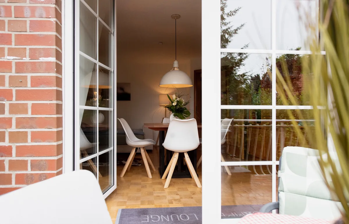Heideidyll Terrasse mit Blick ins Wohnzimmer