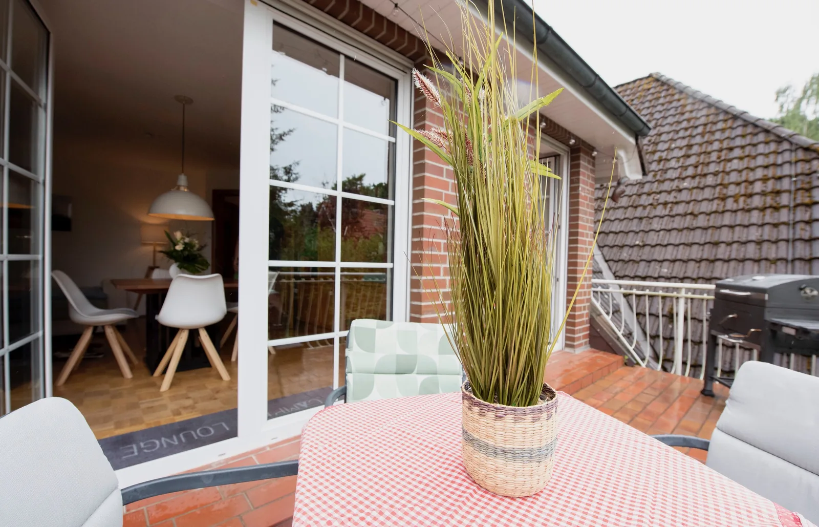 Heideidyll – Wohnzimmer mit Blick auf die Terrasse in der Abenddämmerung, Ferienwohnung Lünzen Lüneburger Heide